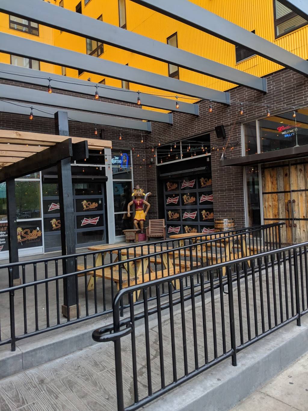 Sallys Saloon | restaurant | 700 SE Washington Ave, Minneapolis, MN 55414, USA | 6122081388 OR +1 612-208-1388