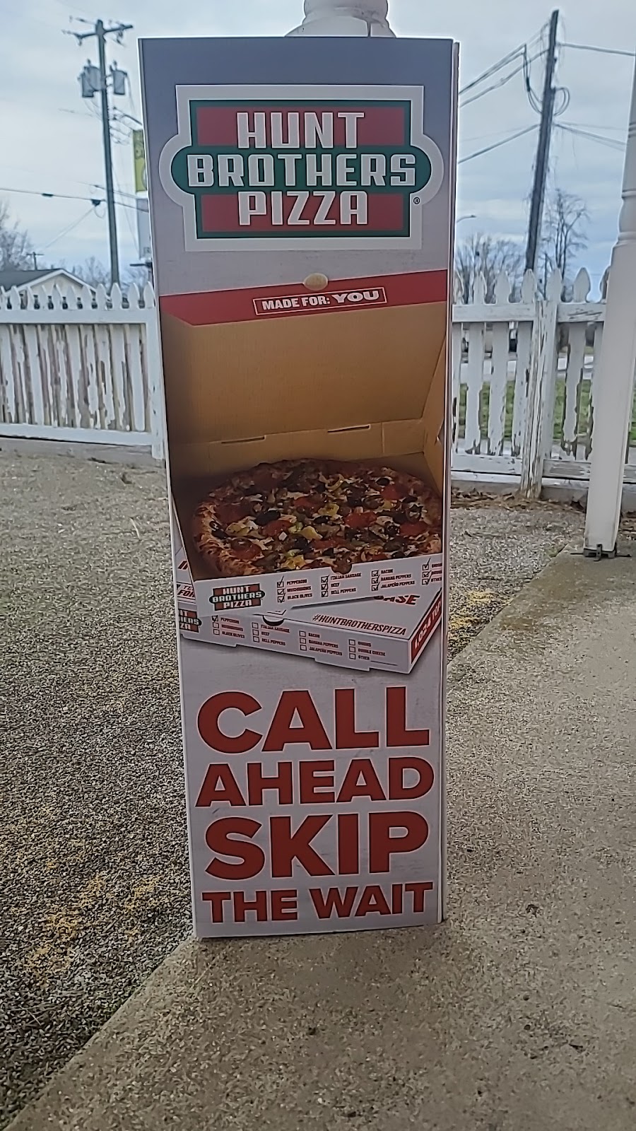 Hunt Brothers Pizza | restaurant | 404 W Main St, Austin, IN 47102, USA | 8124133339 OR +1 812-413-3339