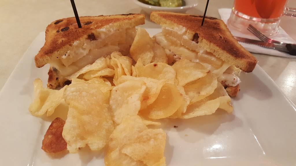 Isaacs Restaurant - West York | restaurant | 2159 White St, York, PA 17404, USA | 7178542292 OR +1 717-854-2292