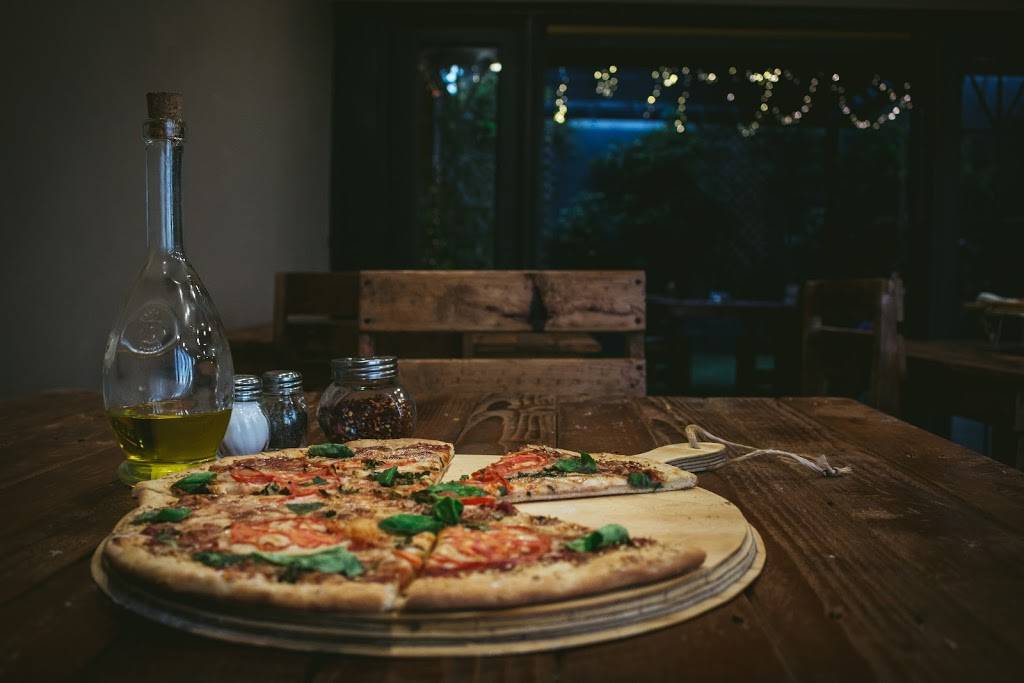 Saunders Pizzeria | restaurant | Calle Huerta #1, Vista Hermosa, 22890 Ensenada, B.C., Mexico | 016463500077 OR +52 646 350 0077