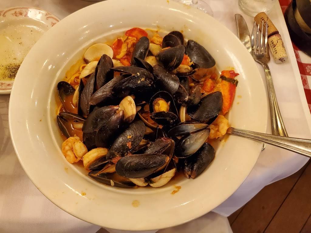 Maggianos Little Italy | restaurant | 7025 W 135th St, Overland Park, KS 66223, USA | 9138978020 OR +1 913-897-8020