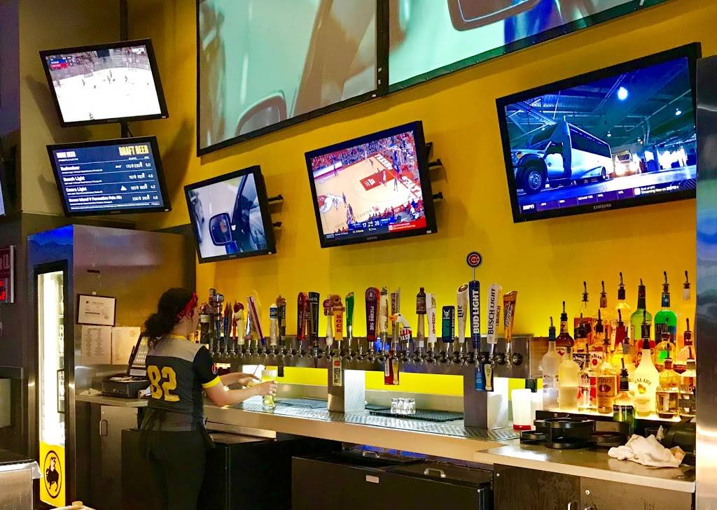 Buffalo Wild Wings | meal takeaway | 4175 4th St SW, Mason City, IA 50401, USA | 6414219464 OR +1 641-421-9464