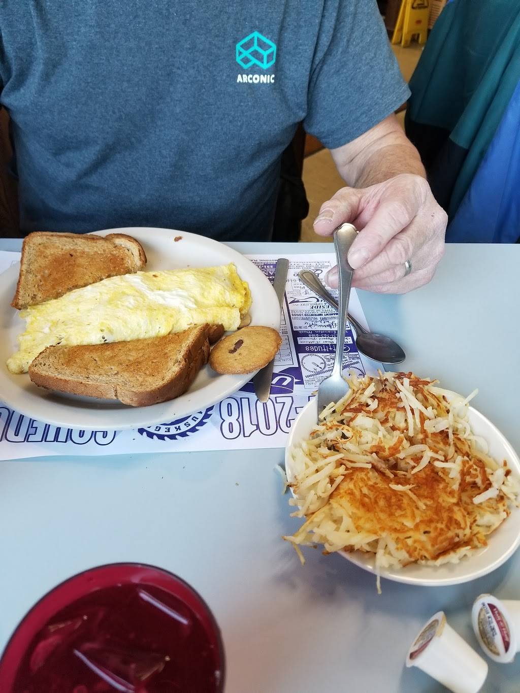 Herbies Cafe | restaurant | 2007 E Laketon Ave, Muskegon, MI 49442, USA | 2317737600 OR +1 231-773-7600