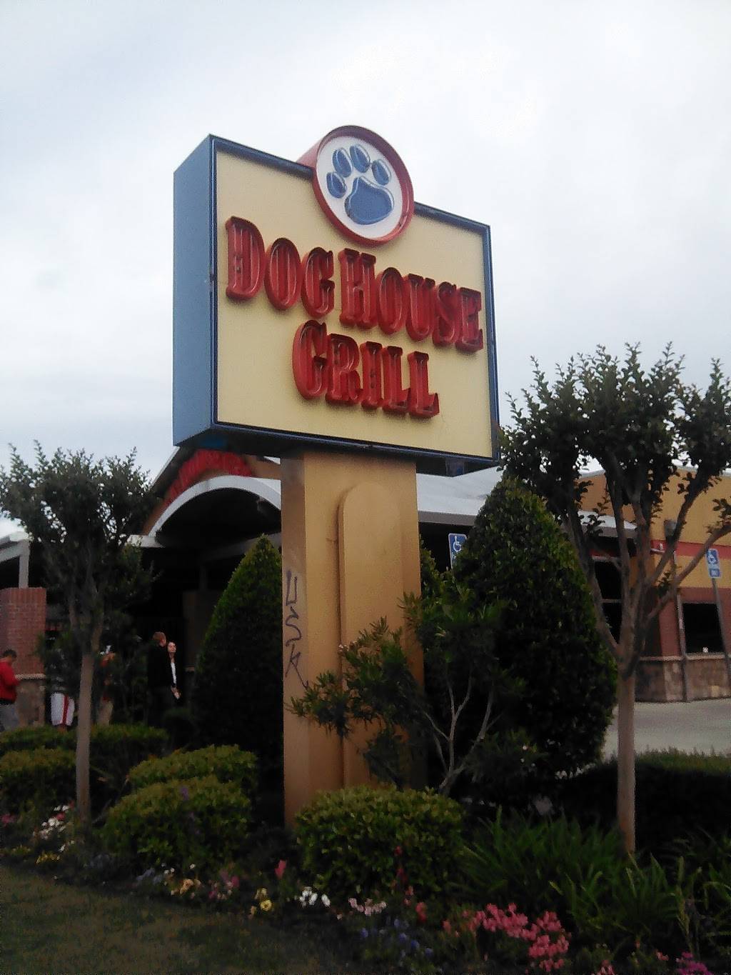 Dog House Grill | restaurant | 2789 E Shaw Ave, Fresno, CA 93710, USA | 5592949920 OR +1 559-294-9920