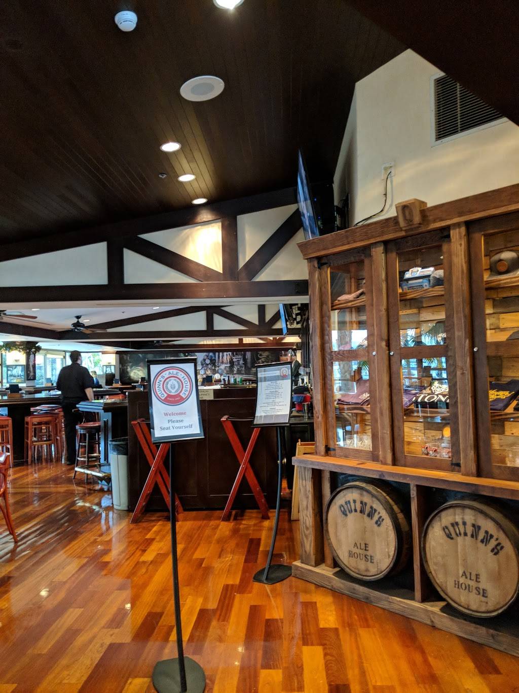 Quinn’s Ale House | restaurant | 1380 Harbor Island Dr, San Diego, CA 92101, USA | 6196922344 OR +1 619-692-2344