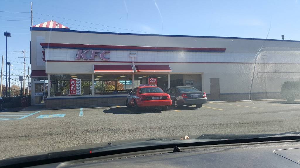 KFC | restaurant | 6615 Marlboro Pike, District Heights, MD 20747, USA | 3017352882 OR +1 301-735-2882