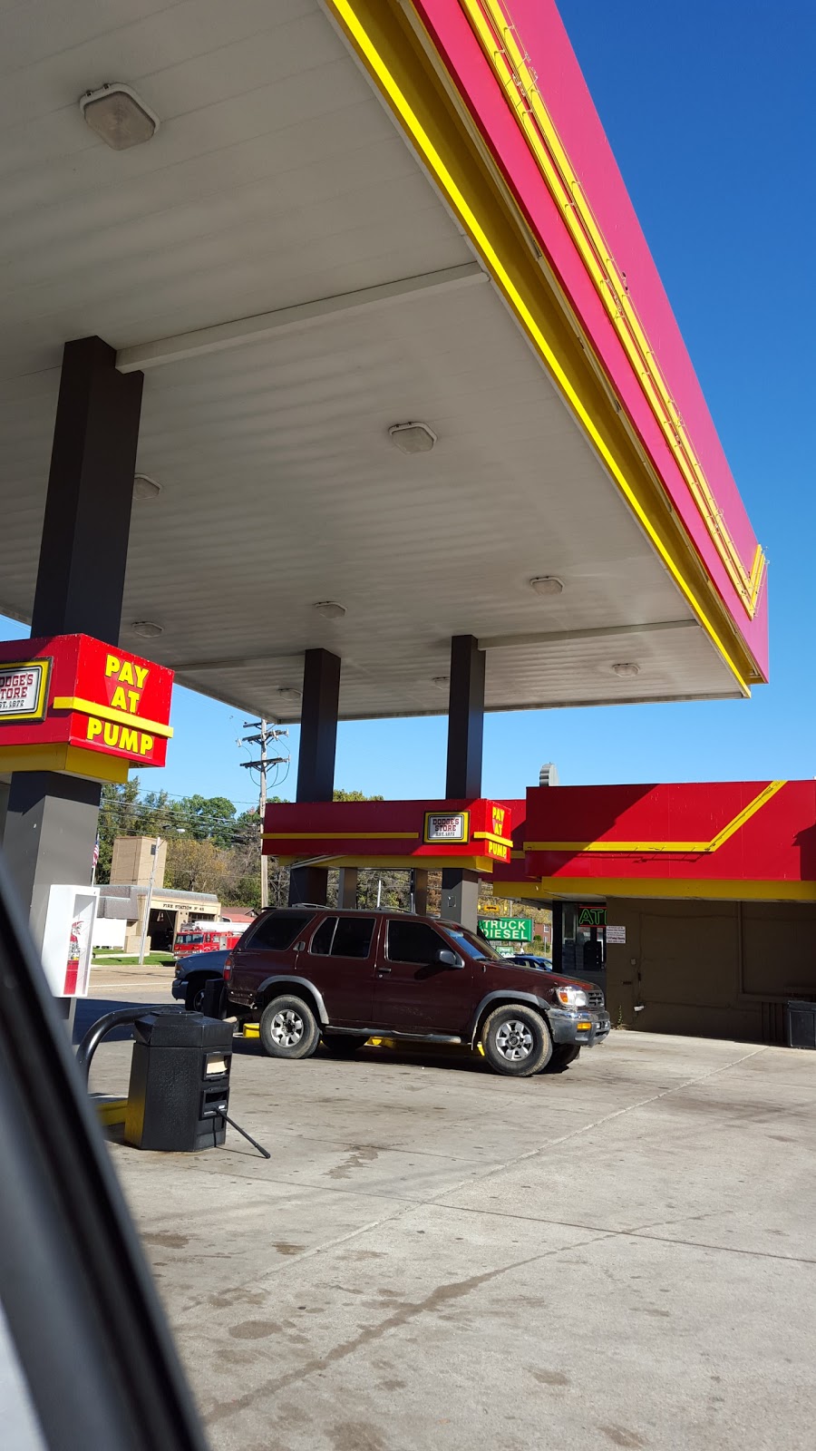 Dodges | restaurant | 5192 US-61, Memphis, TN 38109, USA | 9017858429 OR +1 901-785-8429