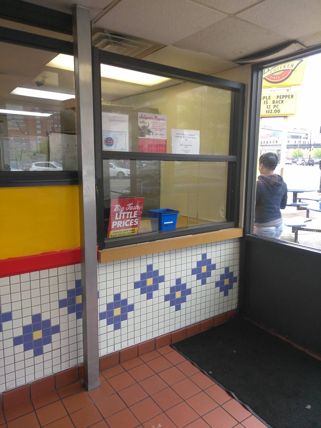 Churchs Chicken | restaurant | 1755 W Jackson Blvd, Chicago, IL 60612, USA | 3122433822 OR +1 312-243-3822