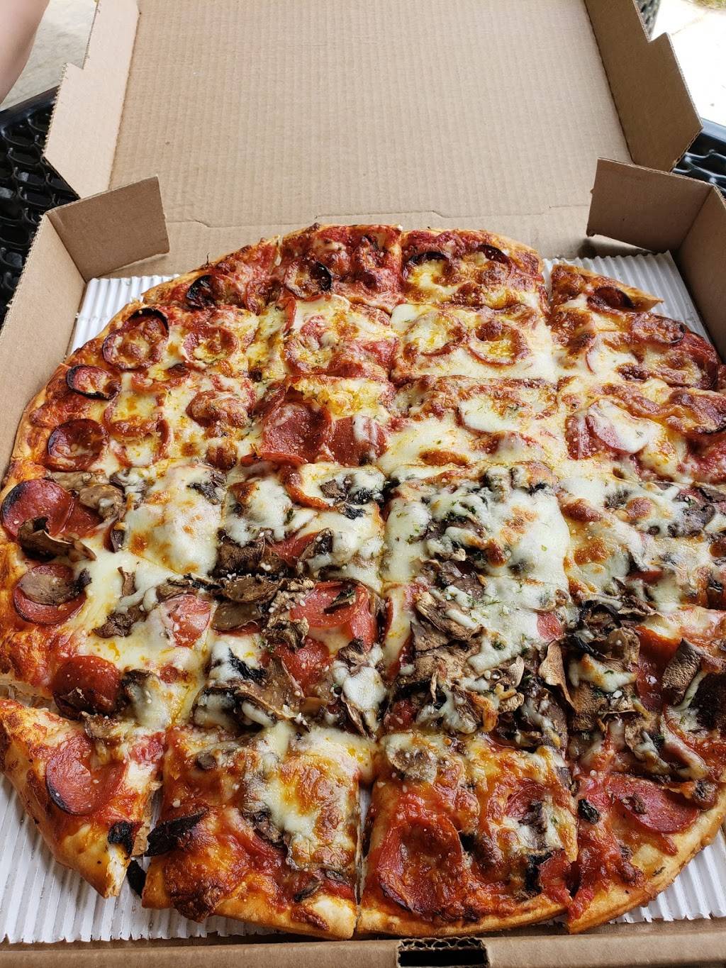 Carluccis Pizzeria | restaurant | 8757 Smoky Row Rd, Powell, OH 43065, USA | 6147641611 OR +1 614-764-1611