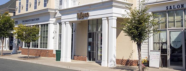 Shoppes of Clover Lawn | shopping mall | 325 Four Leaf Ln, Charlottesville, VA 22903, USA | 4345317485 OR +1 434-531-7485