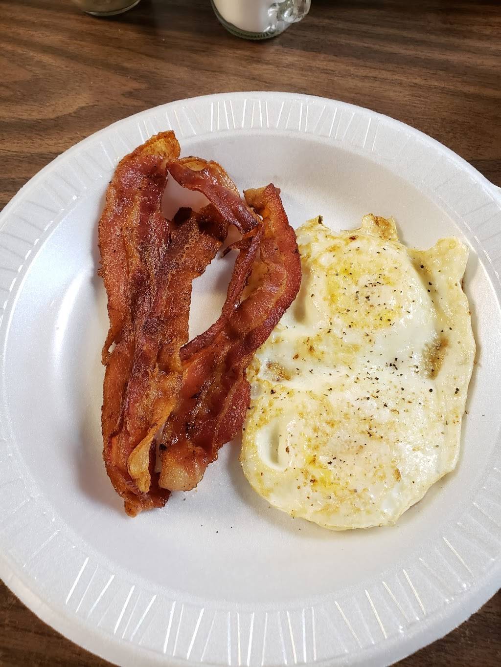 Fenoglioss BBQ & Station | restaurant | 510 US-82, Nocona, TX 76255, USA | 9408253843 OR +1 940-825-3843