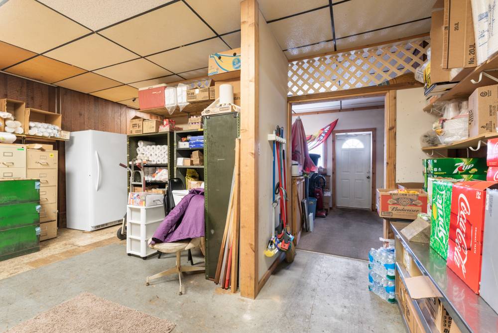 Vals Place - Two Doors Down | restaurant | 1 S Meridian St, Redkey, IN 47373, USA | 7653693912 OR +1 765-369-3912