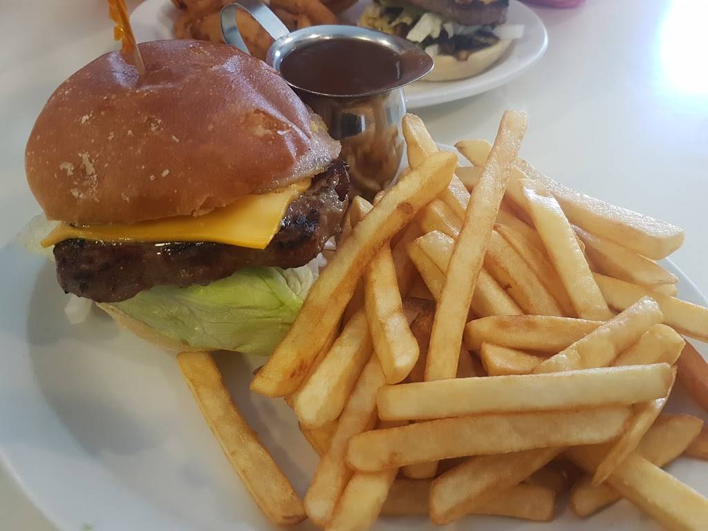 Ernis Place Restaurant & Pizza | restaurant | 171 Smith St, Arthur, ON N0G 1A0, Canada | 5198483541 OR +1 519-848-3541