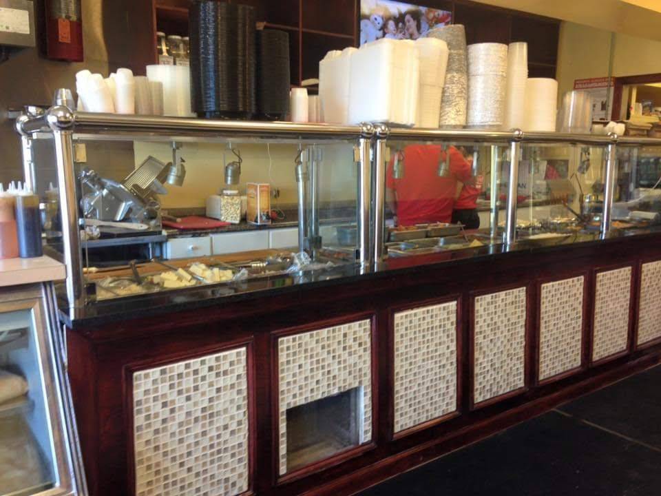 La Familia Deli & Restaurant | restaurant | 312 N Main St, Freeport, NY 11520, USA | 5166889886 OR +1 516-688-9886