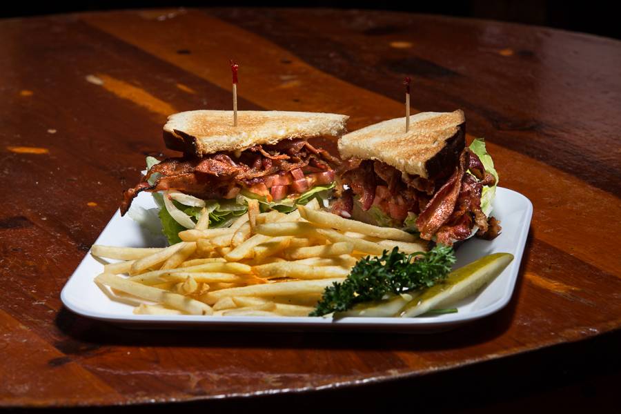 Bucketts Wings & More | restaurant | 6301 South Pointe Blvd, Fort Myers, FL 33919, USA | 2394817311 OR +1 239-481-7311