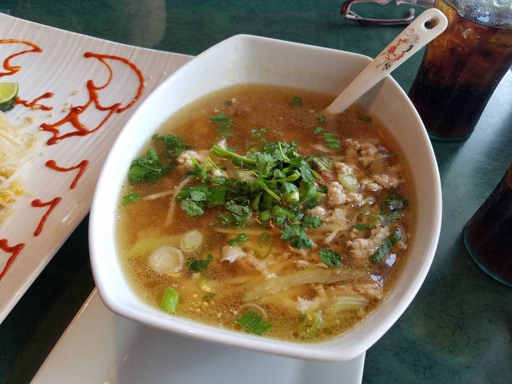 Moms | Siam Restaurant | restaurant | 2811 W Cary St, Richmond, VA 23221, USA | 8043597606 OR +1 804-359-7606