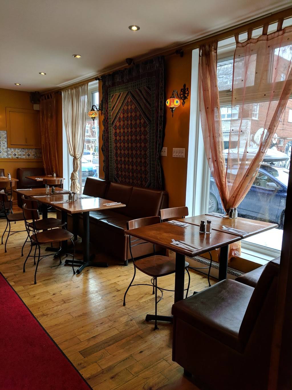 Bistro LEnchanteur | restaurant | 7331 Avenue Henri-Julien, Montréal, QC H2R 2B1, Canada | 5142734766 OR +1 514-273-4766