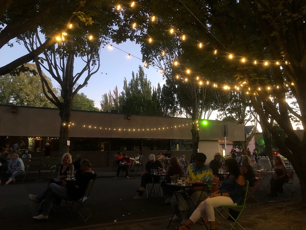 Blue Diamond Bar & Grill | restaurant | 2016 NE Sandy Blvd, Portland, OR 97232, USA | 5032309590 OR +1 503-230-9590