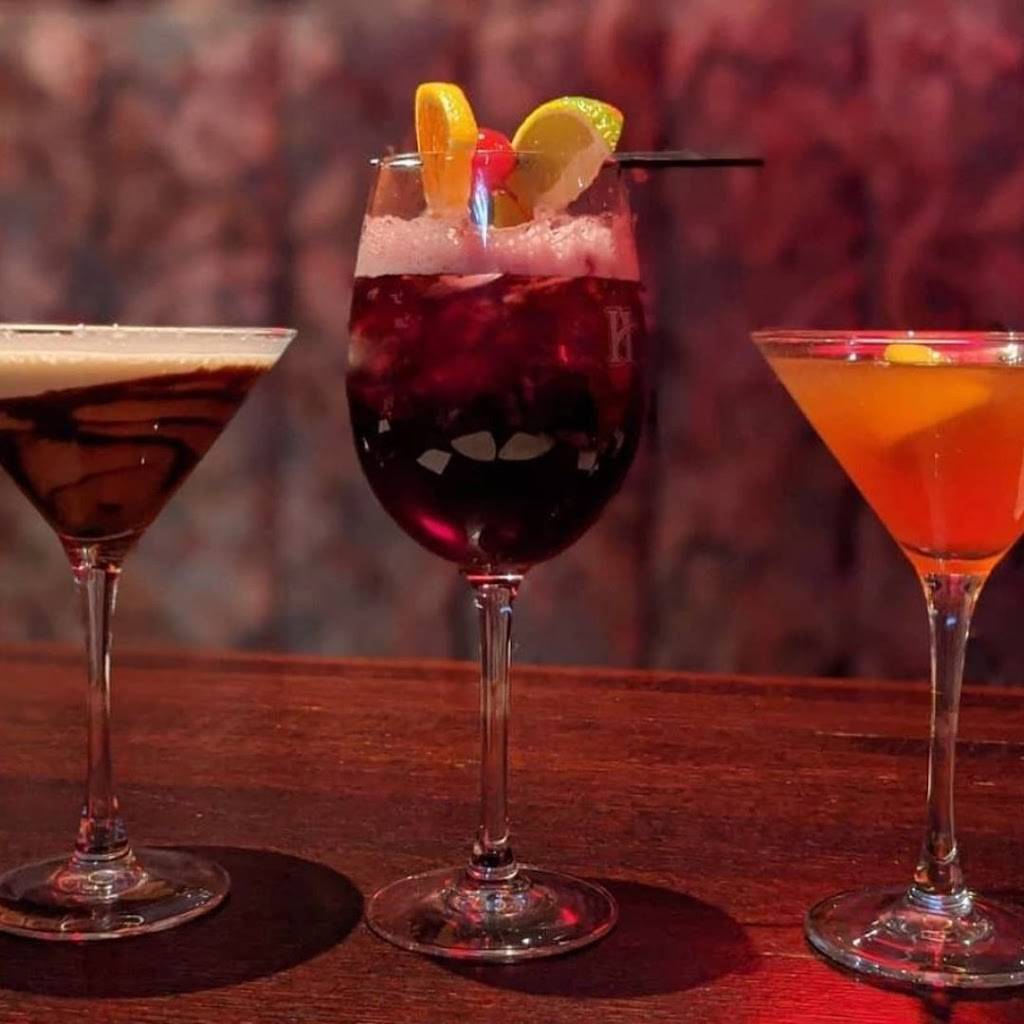 Houlihans | restaurant | 2431 N Glenstone Ave, Springfield, MO 65803, USA | 4178627777 OR +1 417-862-7777