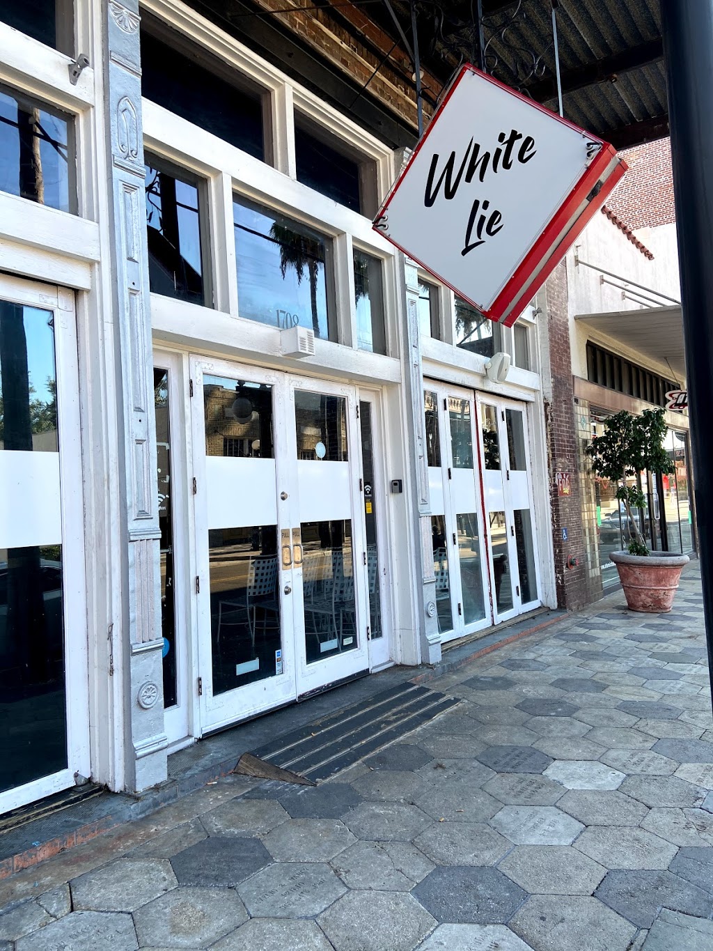 White Lie | restaurant | 1710 E 7th Ave, Tampa, FL 33605, USA | 8132418868 OR +1 813-241-8868