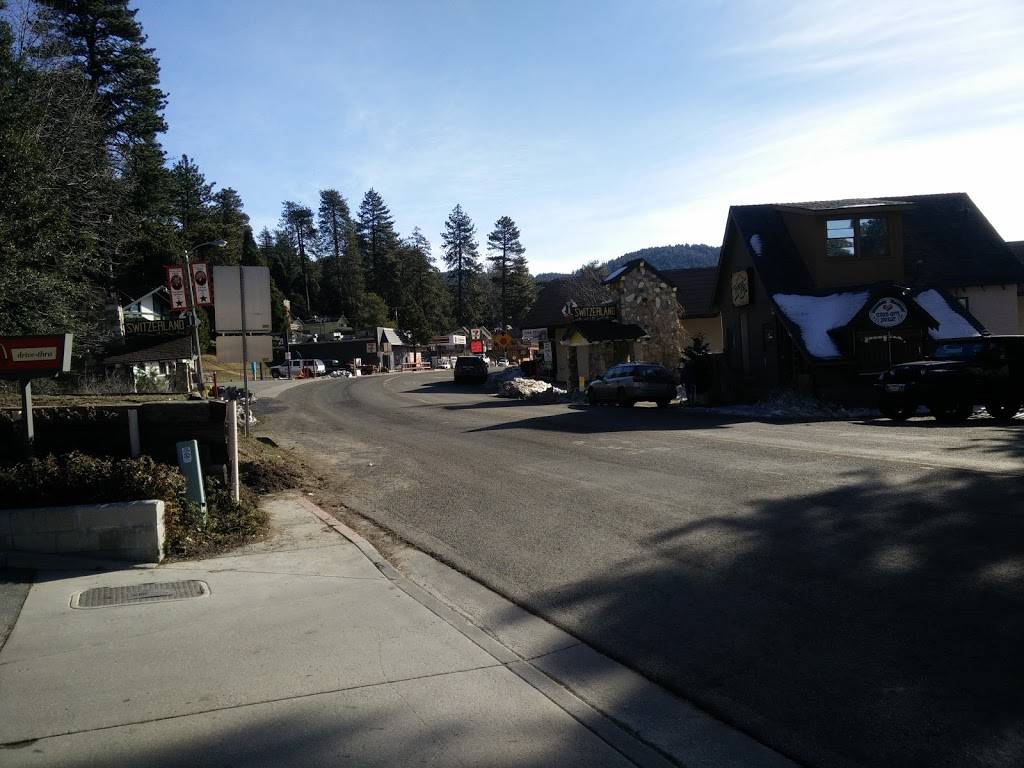 The A Burger | restaurant | 24075 Lake Dr, Crestline, CA 92325, USA | 9093382423 OR +1 909-338-2423