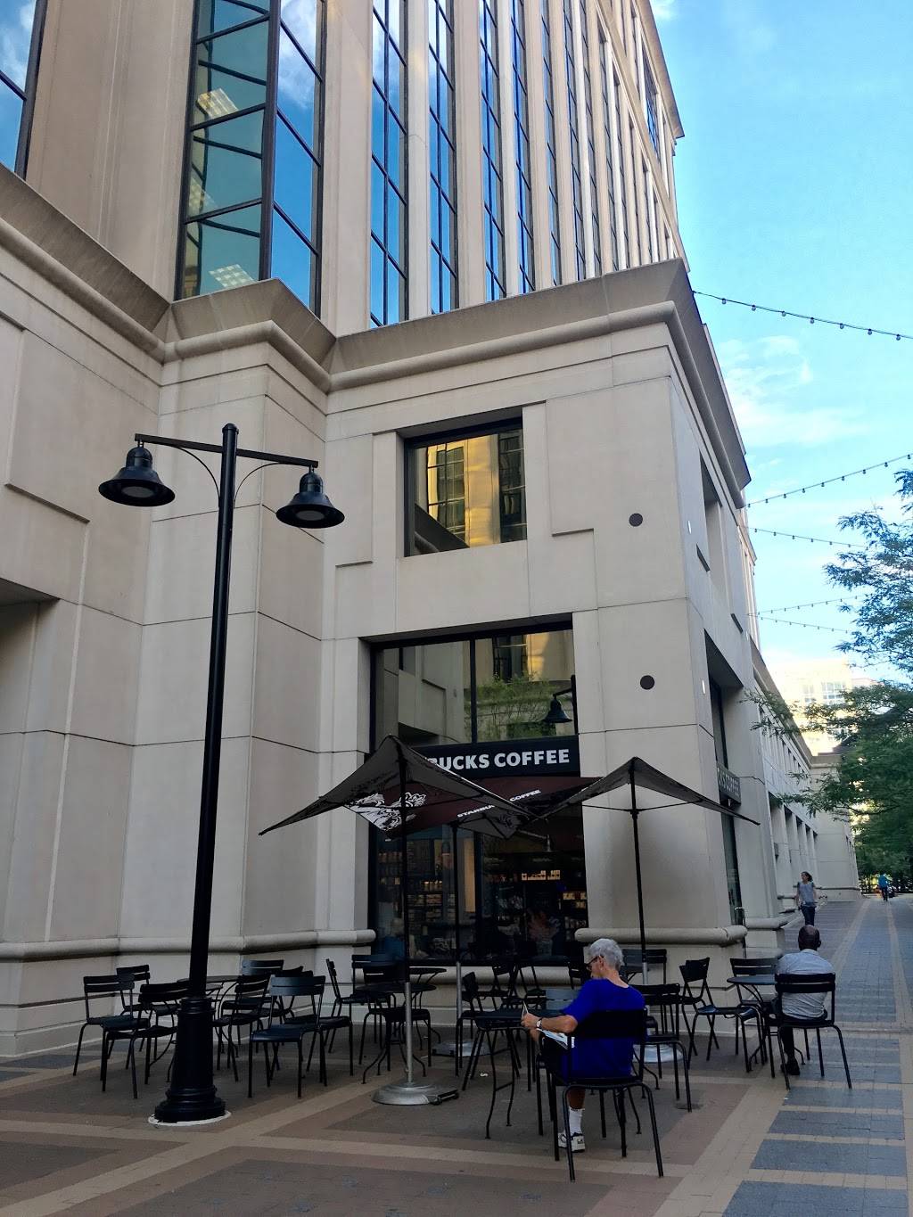 Starbucks | cafe | 2200 Clarendon Blvd, Arlington, VA 22201, USA | 7032434721 OR +1 703-243-4721