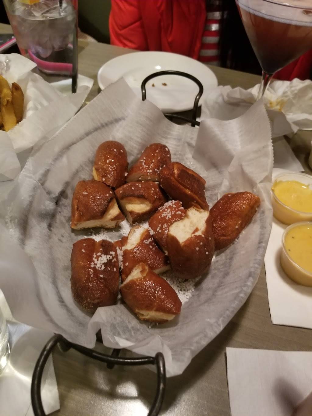 Johnnys Pour House | restaurant | 240 W Main St, Flushing, MI 48433, USA | 8104871020 OR +1 810-487-1020