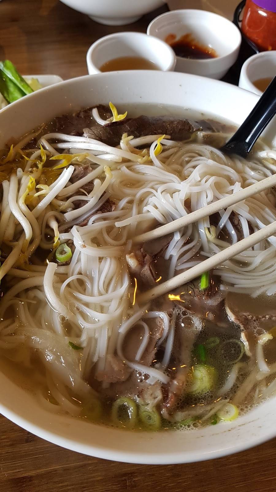 Pho Xin Chao | restaurant | 7057 Yonge St, Thornhill, ON L3T 2A6, Canada | 9058818826 OR +1 905-881-8826