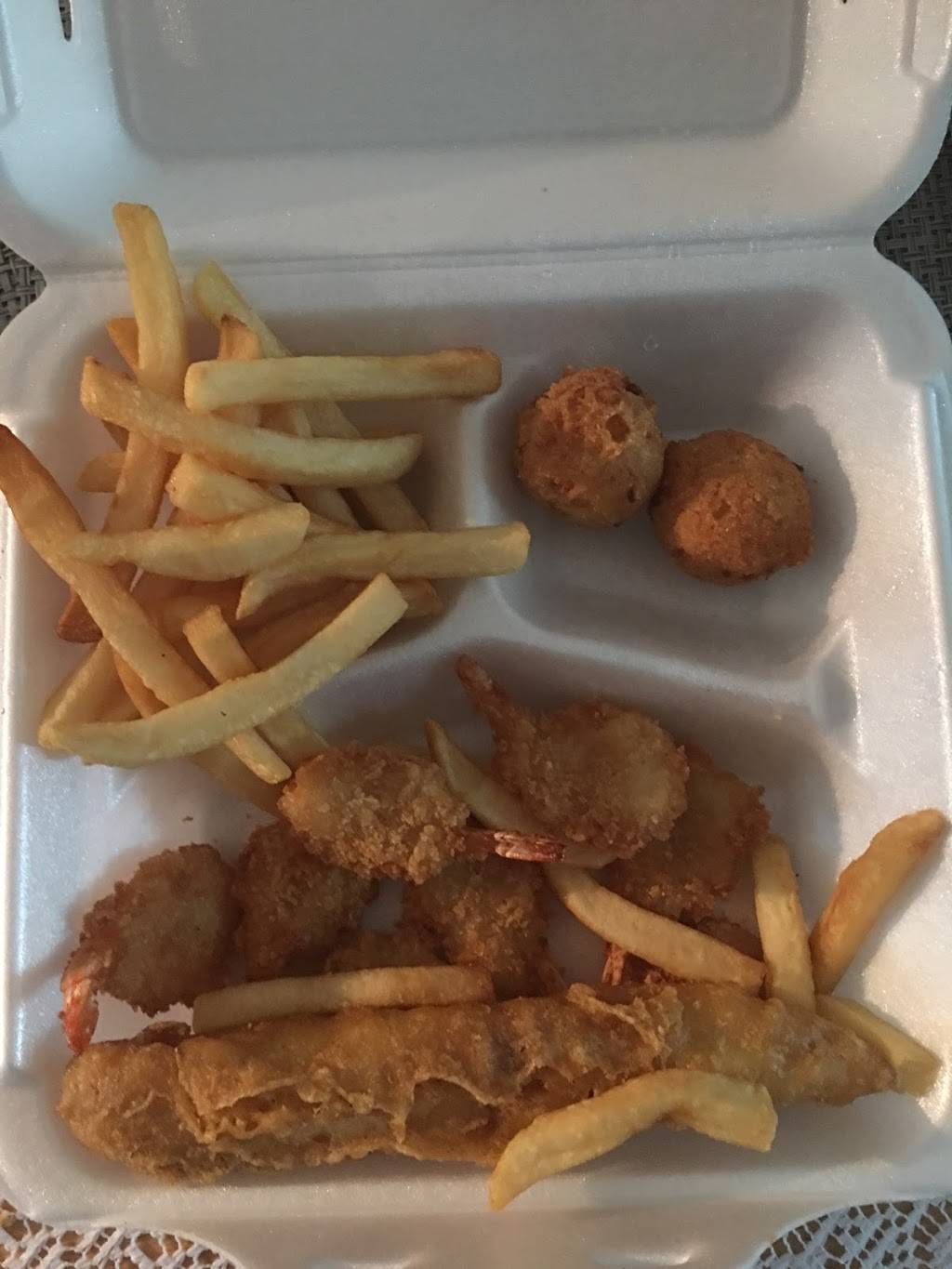 Captain Ds | restaurant | 2008 E Cone Blvd, Greensboro, NC 27405, USA | 3366212280 OR +1 336-621-2280