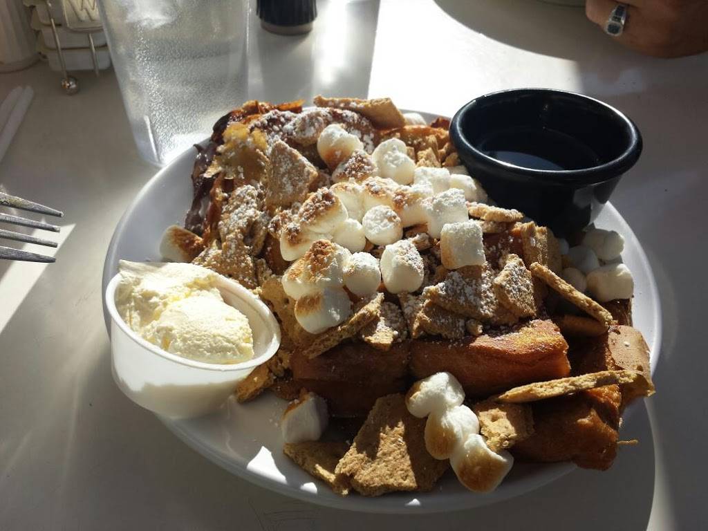 The Cracked Egg | restaurant | 7660 W Cheyenne Ave # 125, Las Vegas, NV 89129, USA | 7023957981 OR +1 702-395-7981