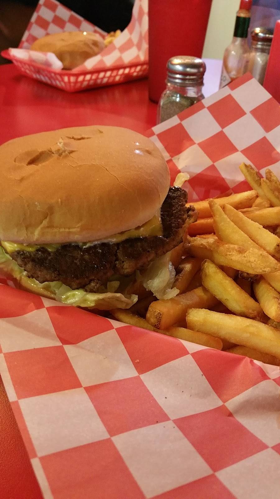 Burger Town | restaurant | 6223 W Roundbunch Rd, Orange, TX 77630, USA | 4097358840 OR +1 409-735-8840