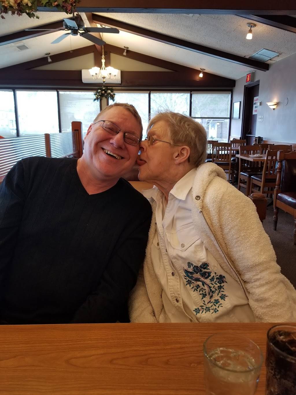 Cosmos Tavern | restaurant | 181 Capel St, Sarnia, ON N7T 6T3, Canada | 5193445225 OR +1 519-344-5225