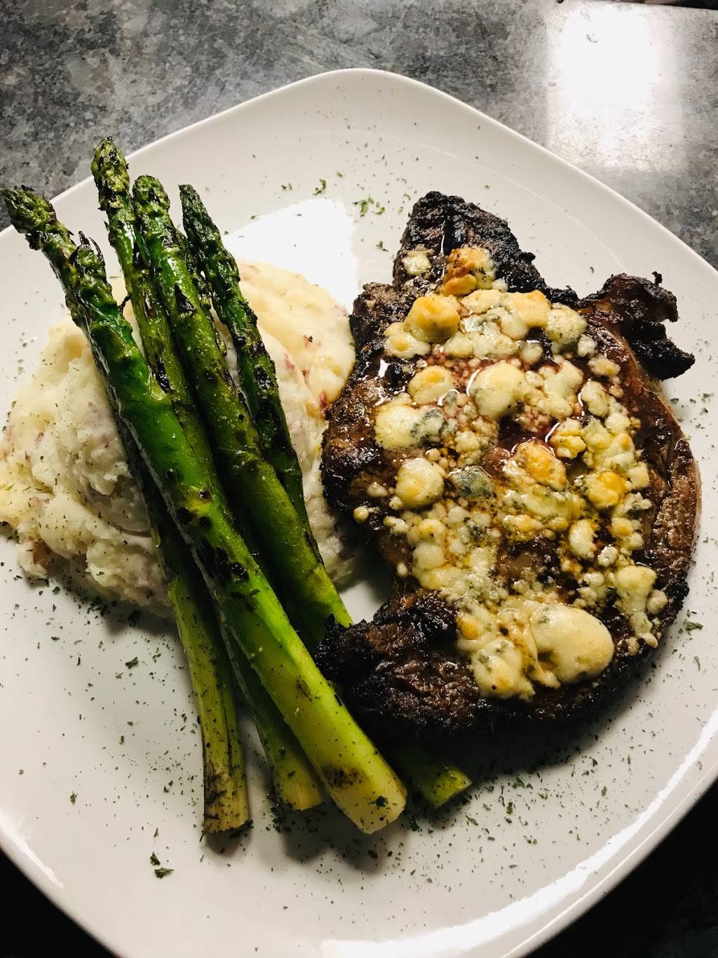 Social House Kitchen & Tap | restaurant | 25370 Eastern Marketplace Plaza, South Riding, VA 20152, USA | 7033276464 OR +1 703-327-6464