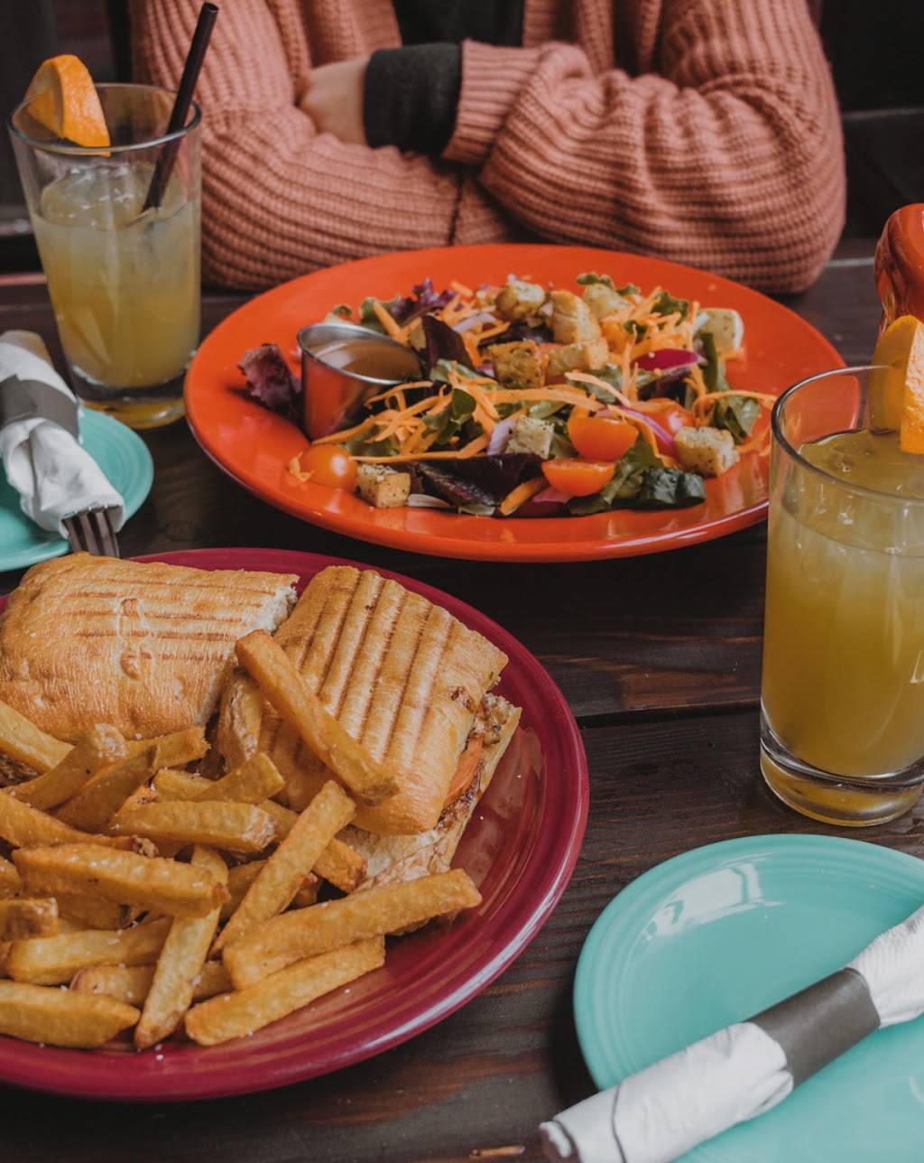 Alexanders Tavern | restaurant | 710 S Broadway, Baltimore, MD 21231, USA | 4105220000 OR +1 410-522-0000