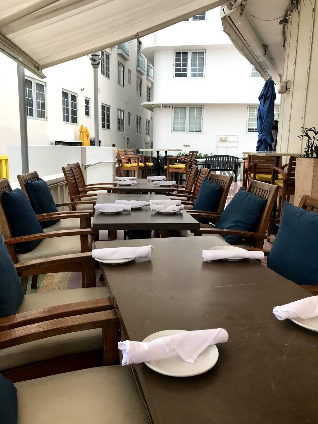 Carlyle Cafe | restaurant | 1250 Ocean Dr, Miami Beach, FL 33139, USA | 3055349414 OR +1 305-534-9414