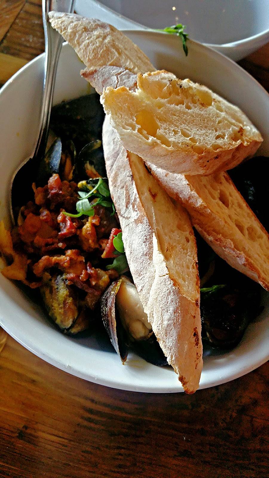 Flying Pig Pub & Kitchen Vista | restaurant | 230 S Santa Fe Ave, Vista, CA 92084, USA | 7606304311 OR +1 760-630-4311