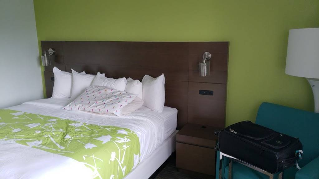 River Rock | restaurant | 270 Ann St NW, Grand Rapids, MI 49504, USA | 6163637748 OR +1 616-363-7748