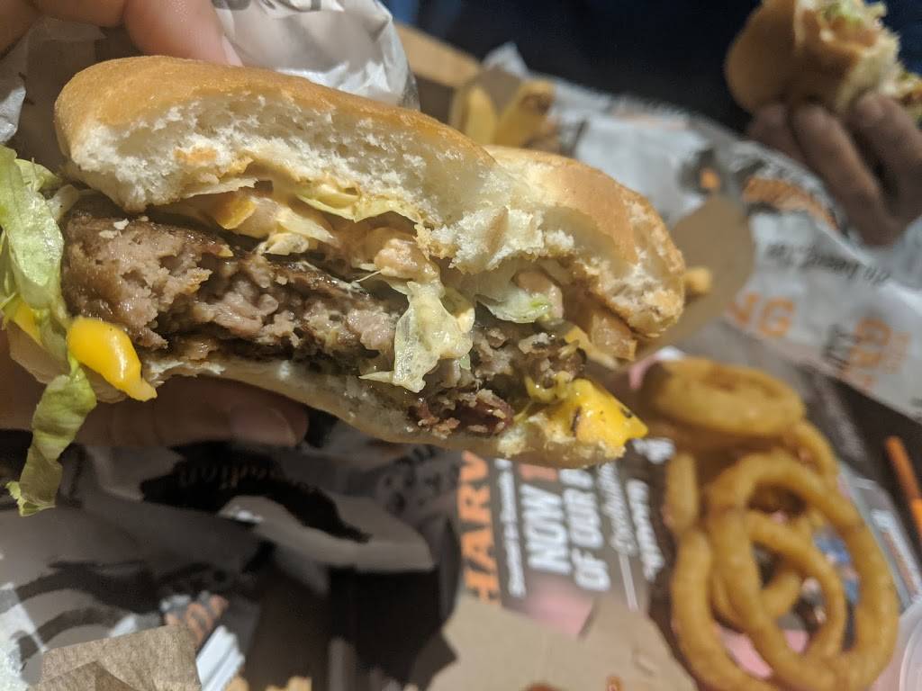 Harveys | restaurant | 7885 McLeod Rd, Niagara Falls, ON L2H 2Y6, Canada | 9053538879 OR +1 905-353-8879