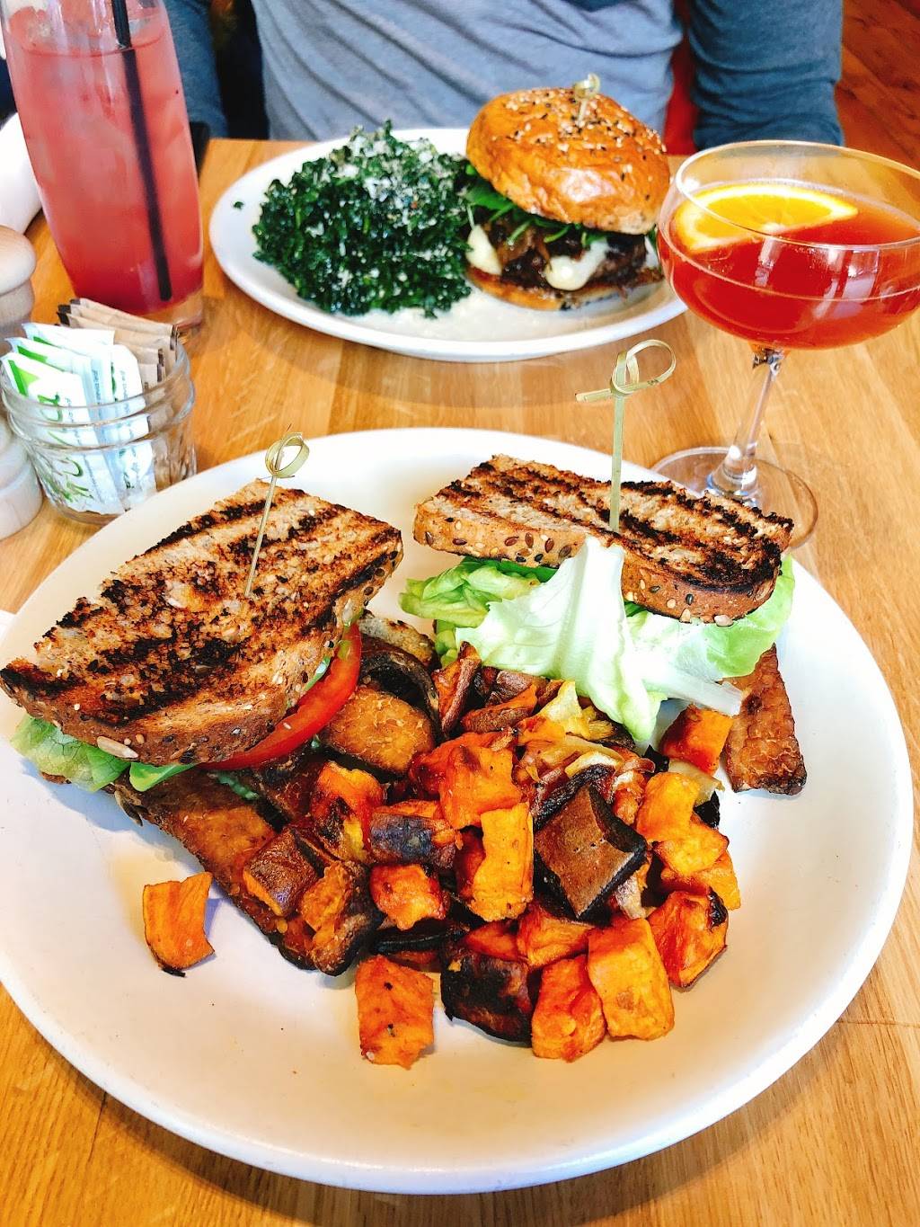 True Food Kitchen | restaurant | 1 W Erie St, Chicago, IL 60654, USA | 3122046981 OR +1 312-204-6981