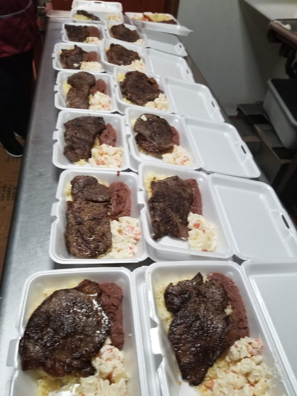 Deli & Restaurante La Bendición | restaurant | 321 Nassau Rd, Roosevelt, NY 11575, USA | 5166081777 OR +1 516-608-1777