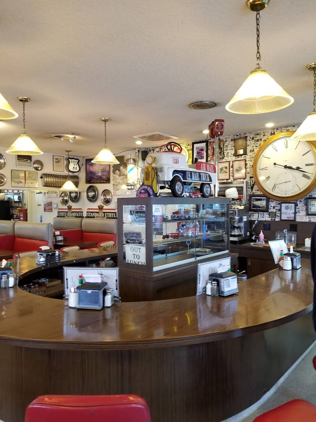 Fins Drive In | restaurant | 4090 Main St, Springfield, OR 97478, USA | 5417413467 OR +1 541-741-3467