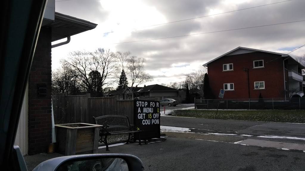 Fabios Pizza | restaurant | 530 Scott St, St. Catharines, ON L2M 3X5, Canada | 9059355353 OR +1 905-935-5353