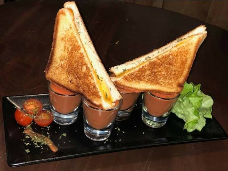 Saddle Ridge | restaurant | 2097 Lincoln Hwy, Chester, WV 26034, USA | 3044593135 OR +1 304-459-3135