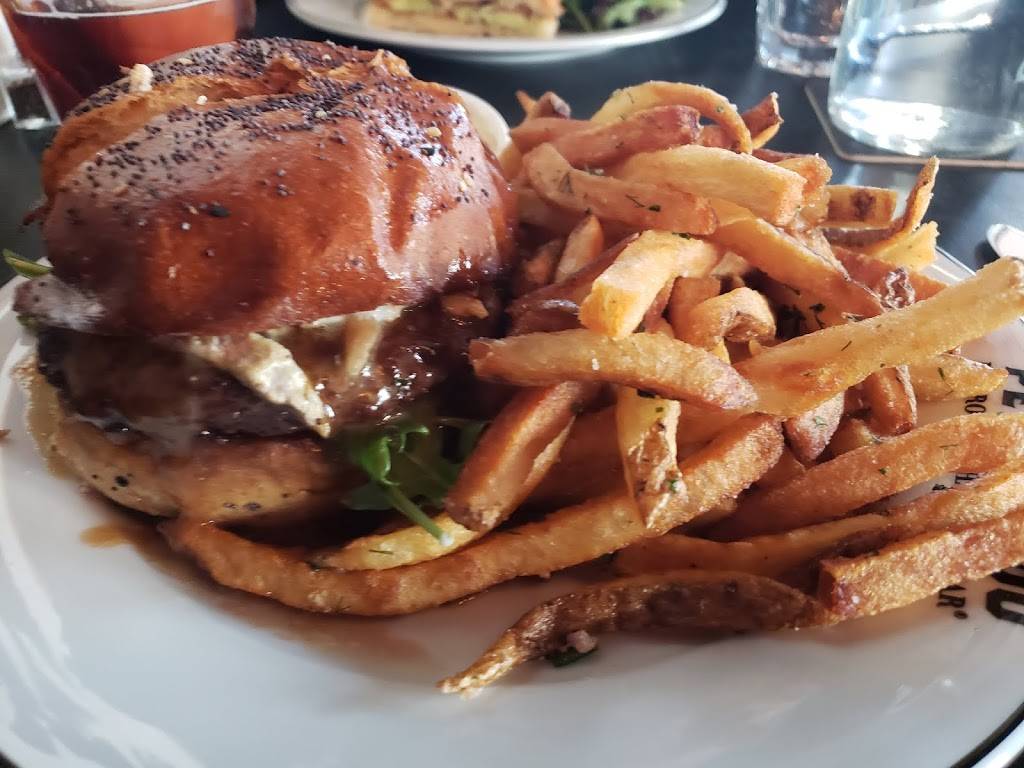 Petite Chou Bistro & Champagne Bar | restaurant | 823 Westfield Blvd, Indianapolis, IN 46220, USA | 3172590765 OR +1 317-259-0765