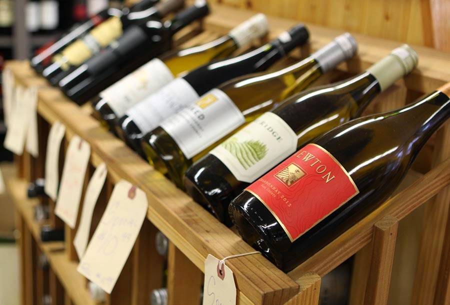 Gurneys Harbor Bottle Shop | restaurant | 215 E Main St, Harbor Springs, MI 49740, USA | 2315265472 OR +1 231-526-5472