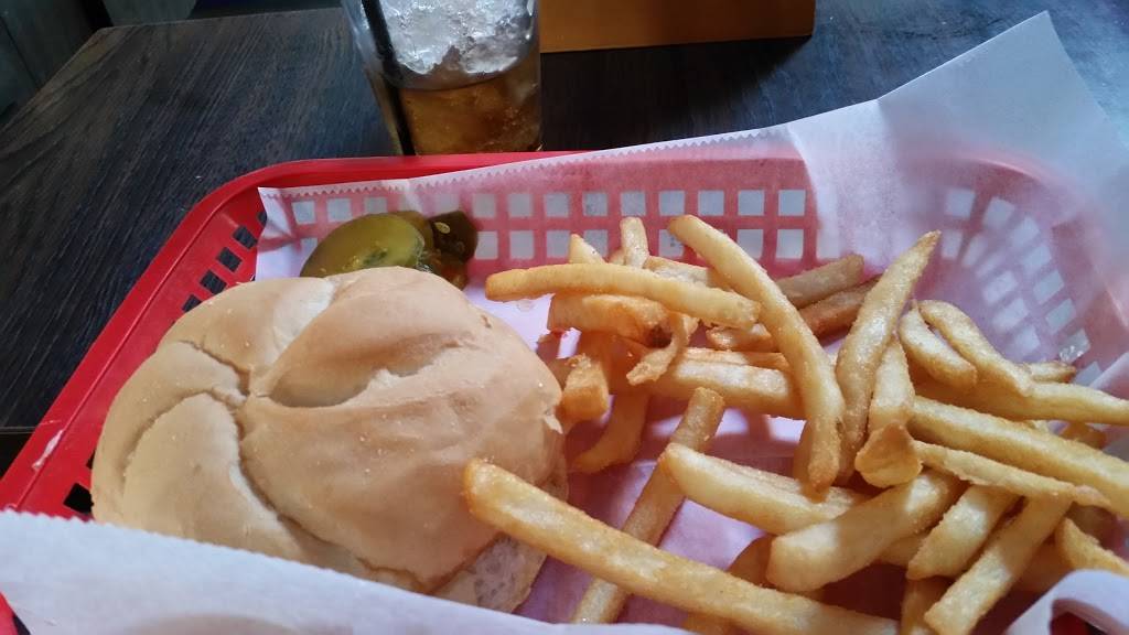 Mug-Zs Pub & Grille | restaurant | W194S7060 Hillendale Dr, Muskego, WI 53150, USA | 2626795455 OR +1 262-679-5455