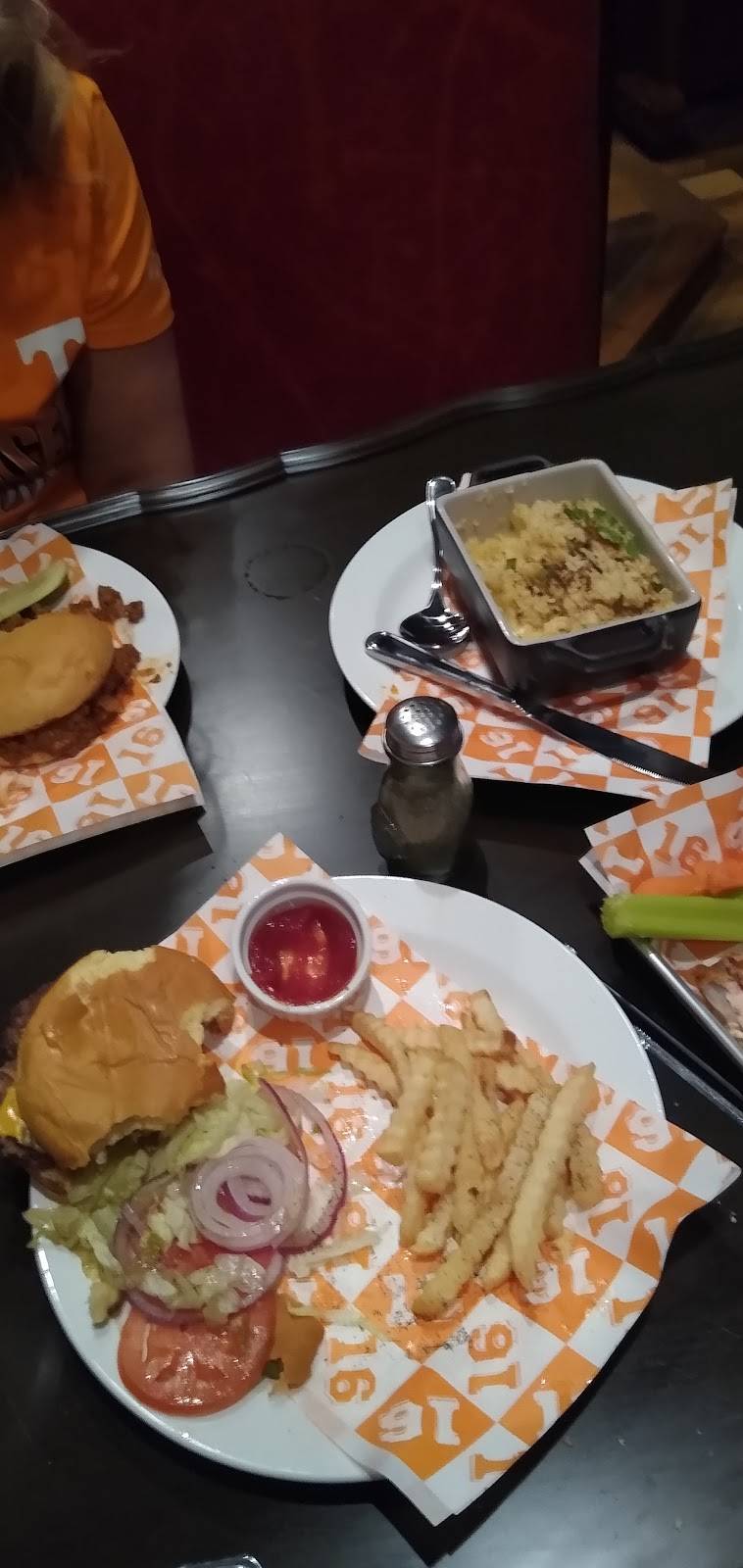 Saloon 16 | restaurant | 1706 Cumberland Ave, Knoxville, TN 37916, USA | 8654375500 OR +1 865-437-5500