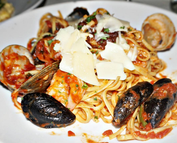 Market Grille | restaurant | 110 Buckland Hills Dr, Manchester, CT 06042, USA | 8606441011 OR +1 860-644-1011