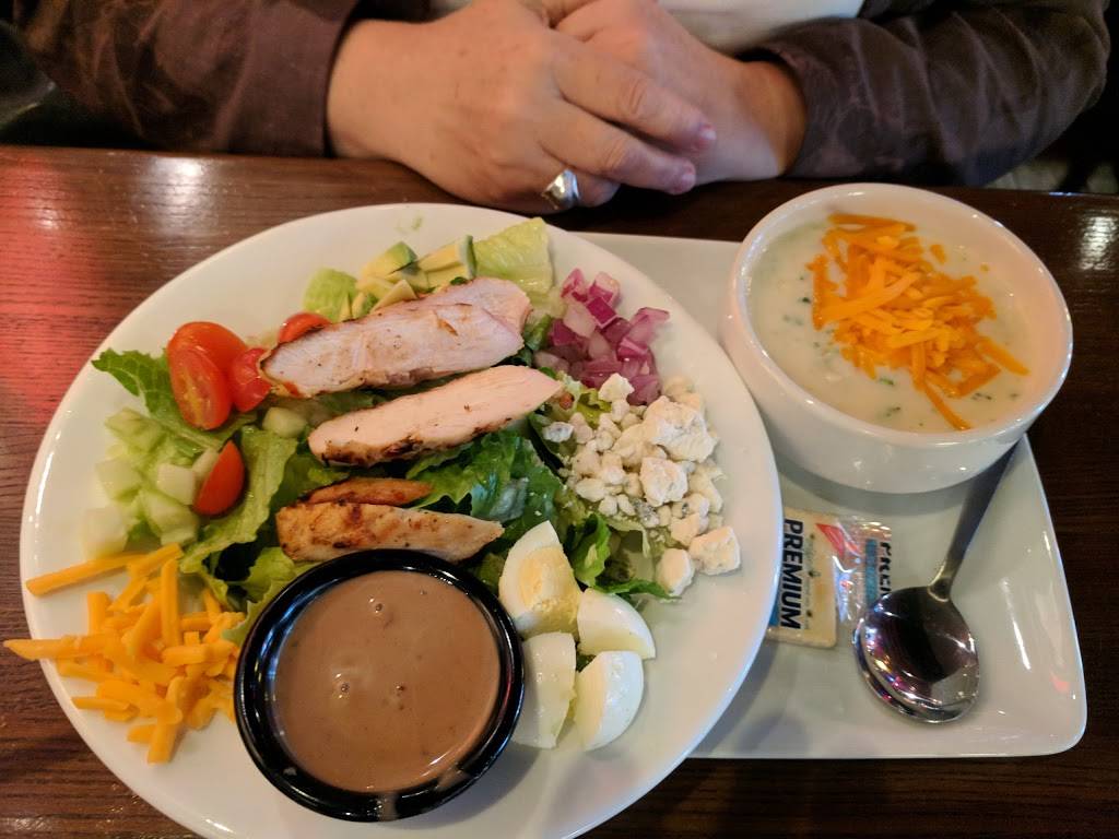 TGI Fridays | restaurant | 60 Forbes Rd, Braintree, MA 02184, USA | 7818483133 OR +1 781-848-3133