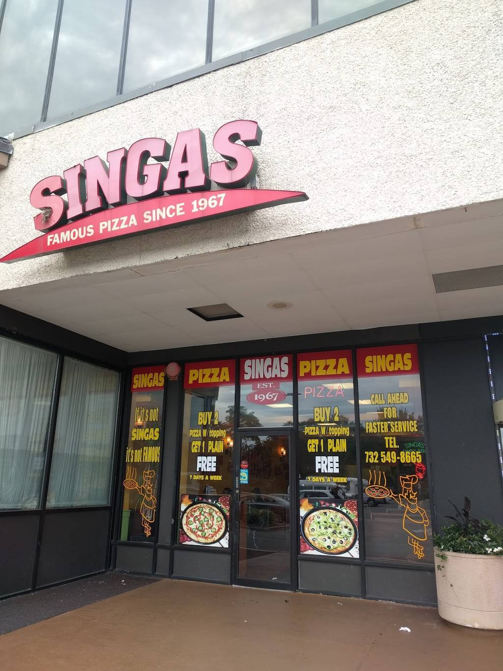 Singas Famous Pizza | restaurant | 1655 Oak Tree Road # 175, Edison, NJ 08820, USA | 7325498665 OR +1 732-549-8665